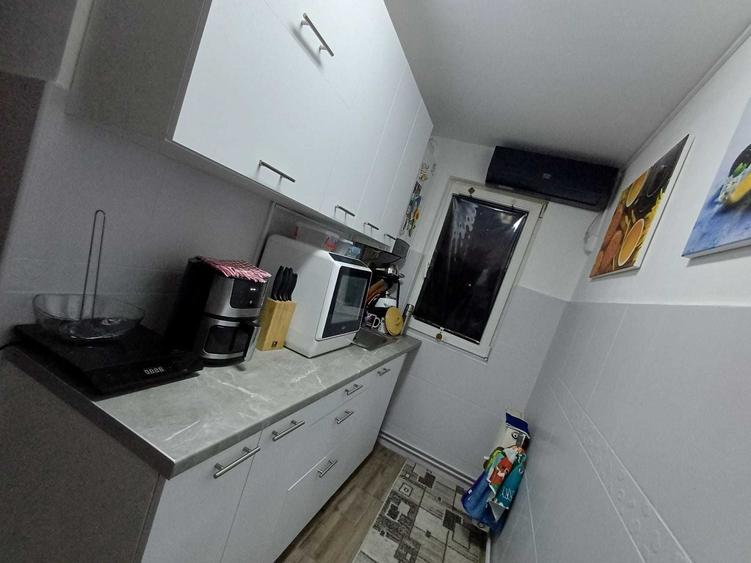 Apartament cu 3 camere semidecomandat în Dâmbu Pietros