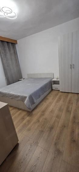 Inchiriez apartament 3 camere decomandat - 1