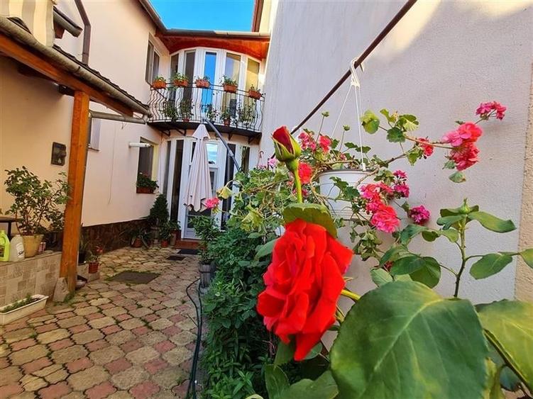 Pe incantare florala, casa cu 5 camere, curte individuala - Central, Brasov - 1