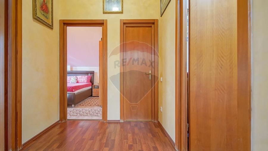 Casă / Vilă cu 4 camere de vânzare în zona Tractorul - 14