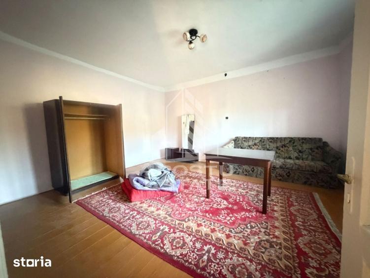 Casa batraneasca cu teren de 3022 mp, in Carani - 3