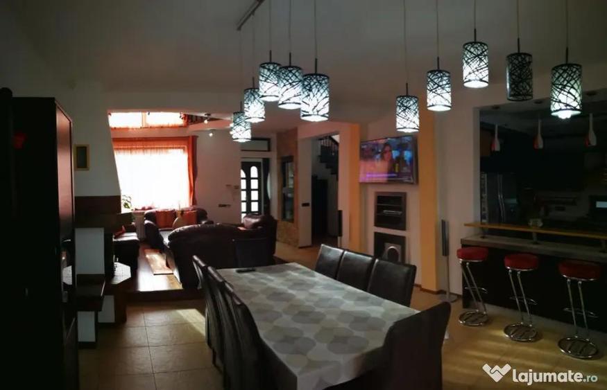 Casă cu 7 camere cu Teren 430 Mp în Florilor
