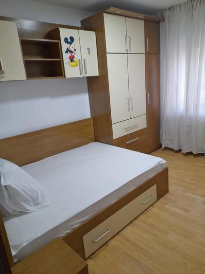Piata Veteranilor Proprietar inchiriez apartament 3 camere - 4