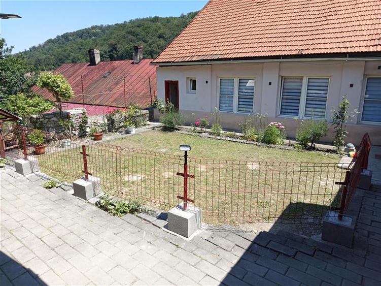 Casă individuală cu 12 camere cu Canalizare în Central