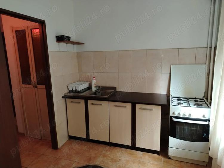 Propr. ofer ptr. inchiriere gars. 35 mp,ptr.minim un an de zile,la 375 E luna,la Eroii Revolutiei - 3