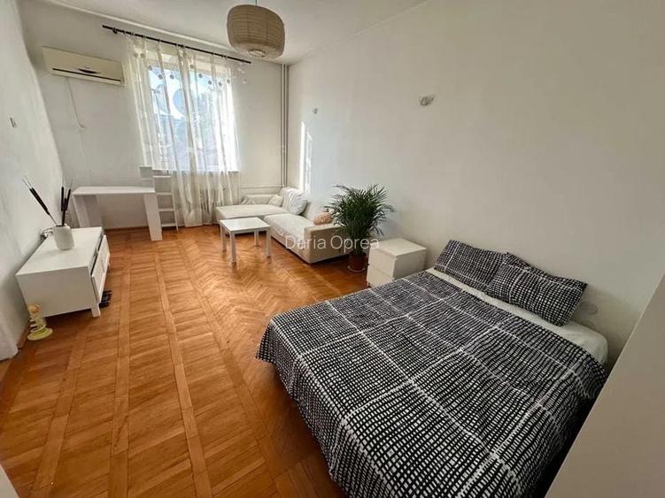 Garsoniera cocheta, Vatra Luminoasa