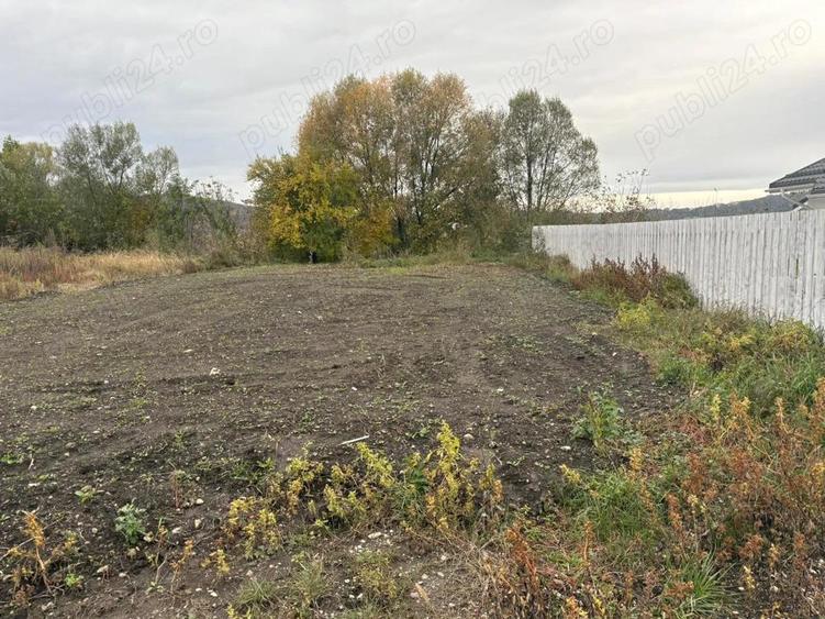 Teren intravilan cu utilita?i - Harman. - 1