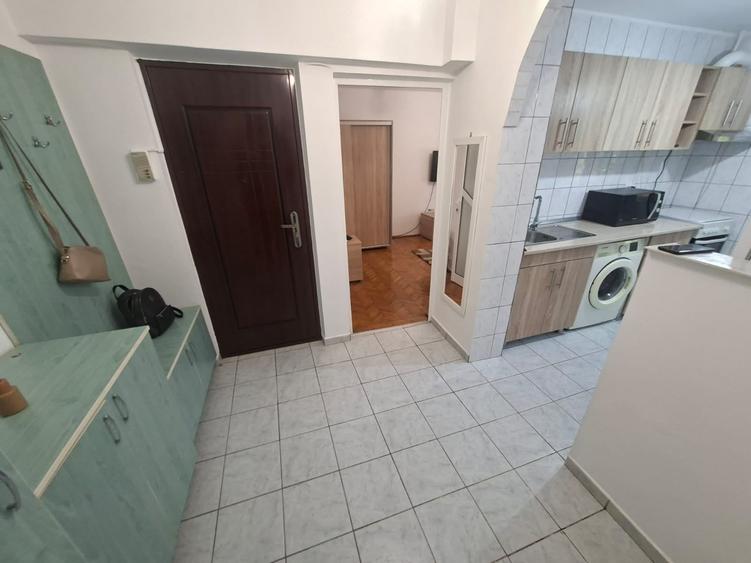 Apartament cu 2 camere decomandat în Podul de Fier