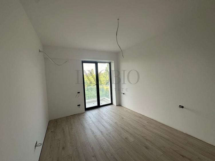 Apartament cu 3 camere semidecomandat în Sisești
