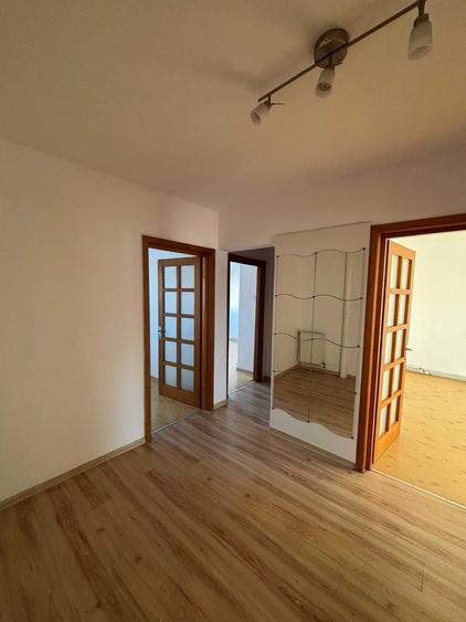 Apartament cu 3 camere decomandat în Mioriței