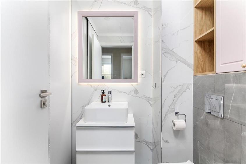 Apartament cu 3 camere semidecomandat în Gară