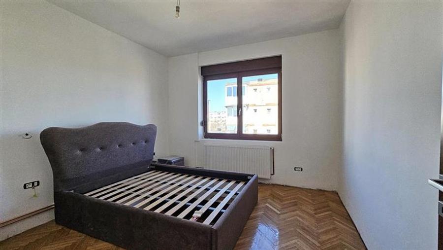 Apartament cu 6 camere decomandat în Bălcescu