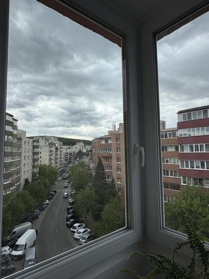 Apartament cu 4 camere decomandat în Tudor