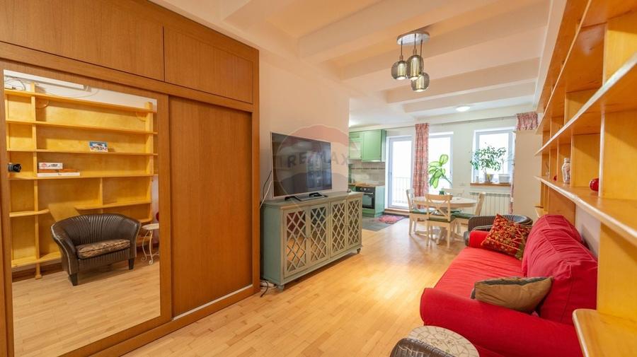 Apartament cu 3 camere semidecomandat, mobilat în Matei Voievod