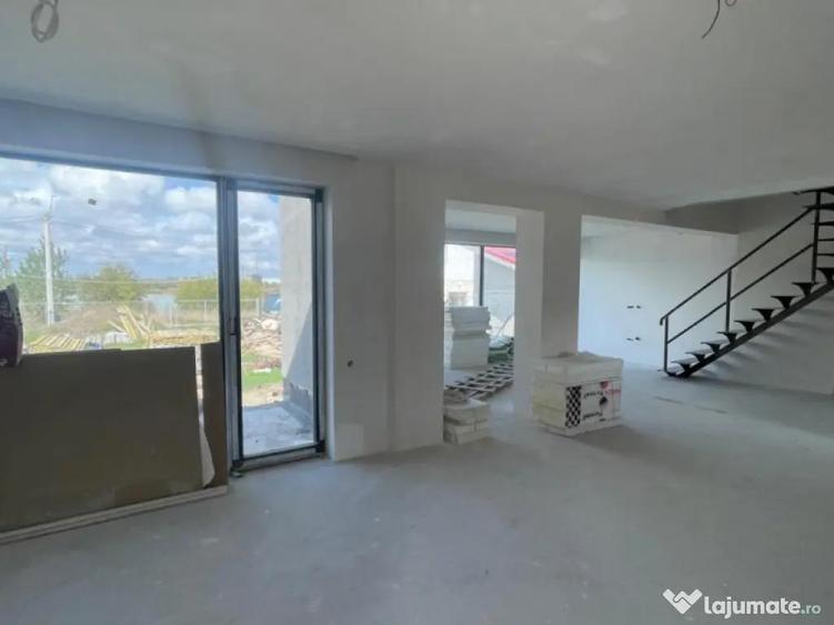 Casă cu 5 camere cu Teren 394 Mp în Agigea