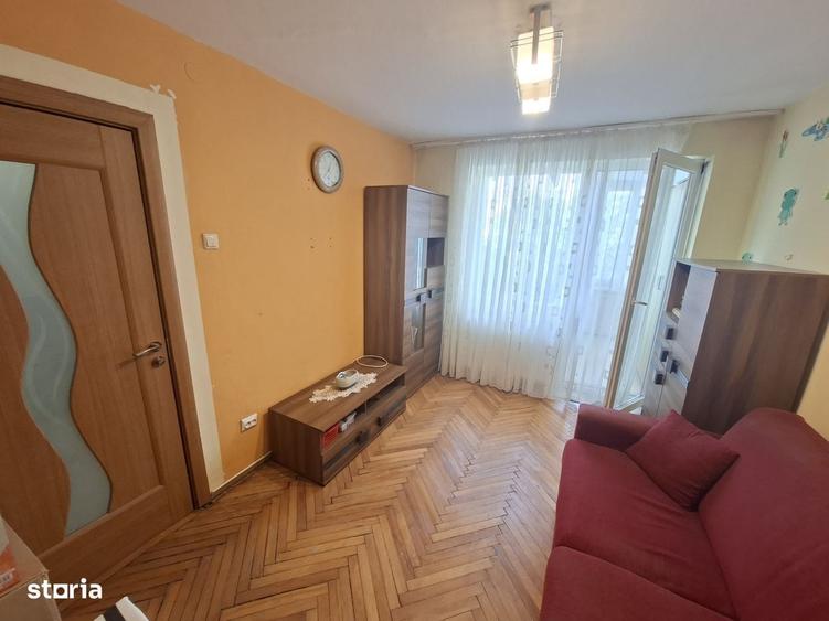 Apartament cu 3 camere decomandat în Botizului