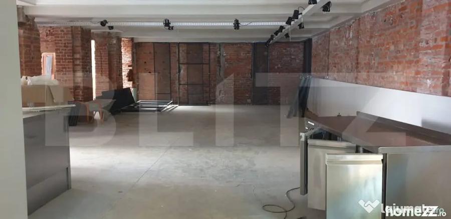Apartament cu 7 camere decomandat în P-ța Victoriei