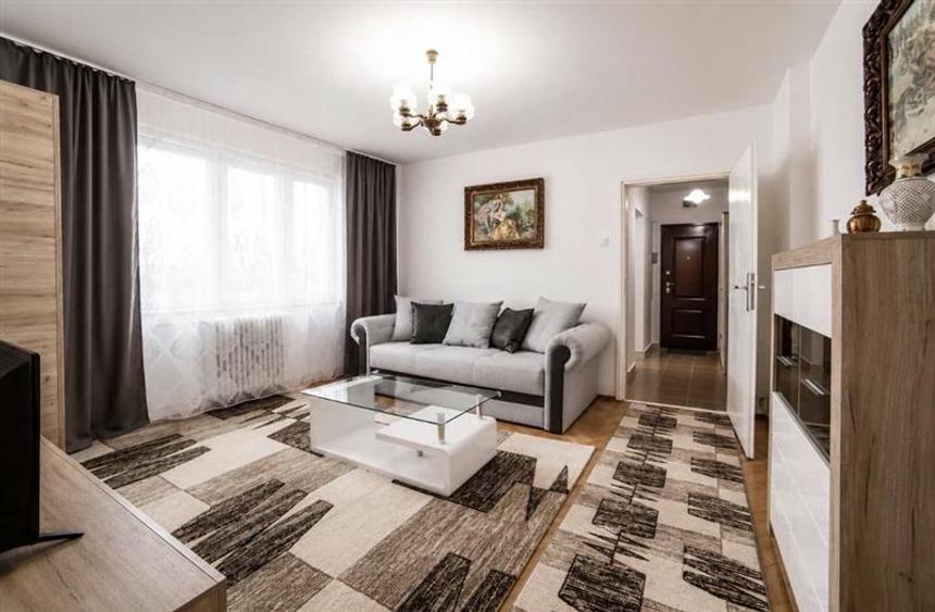 Apartament cu 3 camere semidecomandat, mobilat în Central