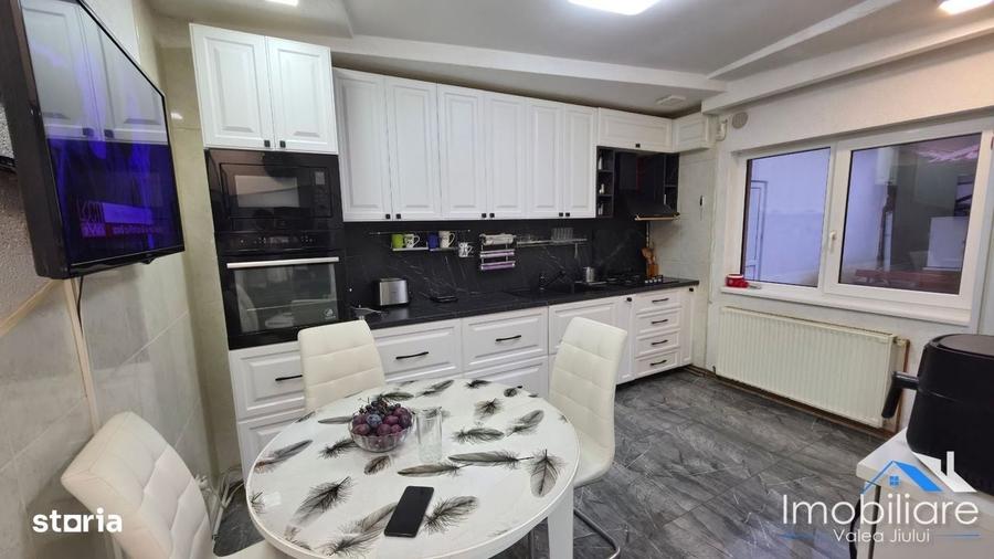 Casă cu 3 camere cu Teren 1500 Mp în Central