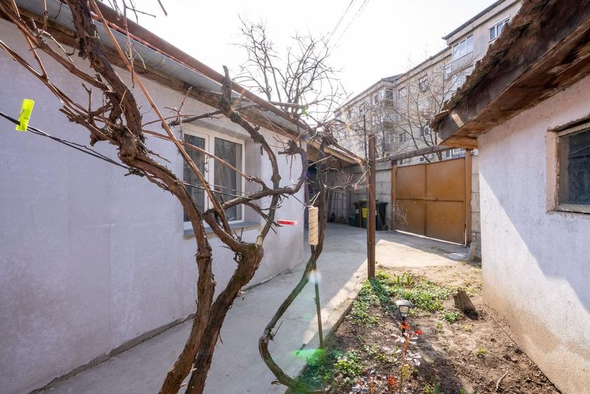 Casa cu 300 mp de teren , acces auto si dublu front in Nufarul - 12