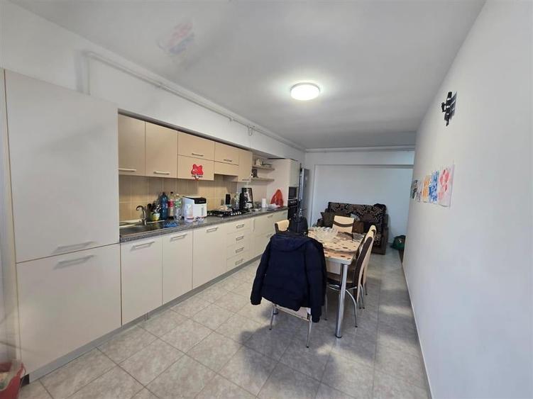 Apartament cu 3 camere decomandat, mobilat în Exterior Est