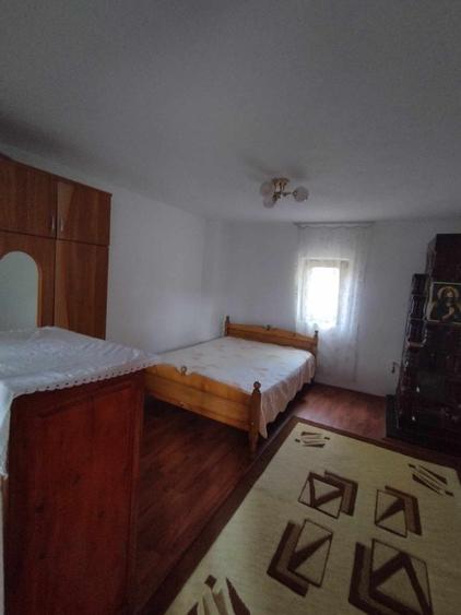 Casă cu 4 camere decomandat în Țicleni
