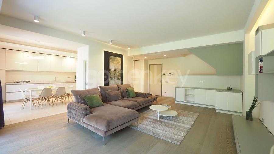 Apartament superb cu gradina | 2 garaje - 2