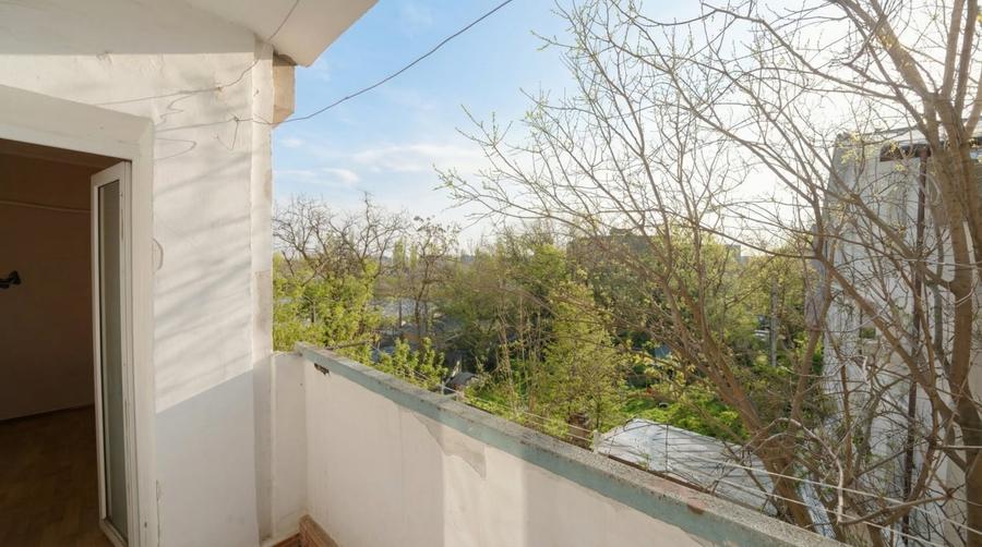 Decomandat* bloc 1980*etaj 3/8* 7 minute metrou* Str. Azurului - 11