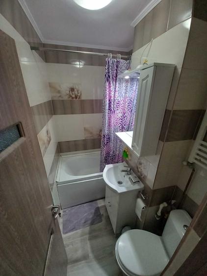 Apartament cu 3 camere semidecomandat în Micro 6