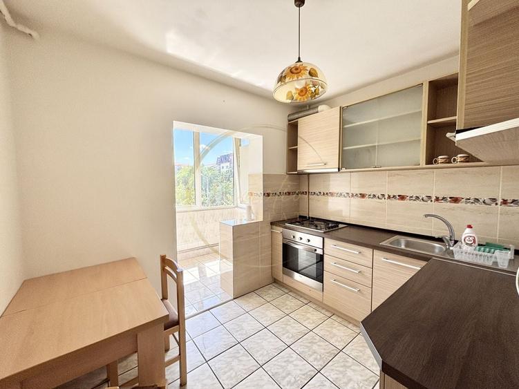 Apartament cu 3 camere decomandat, mobilat în Aradului