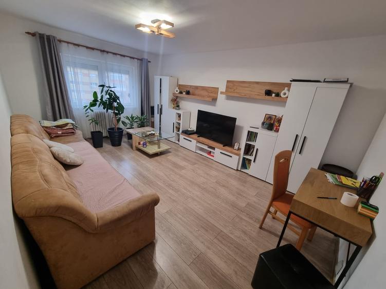 Apartament cu 3 camere decomandat în Cetate