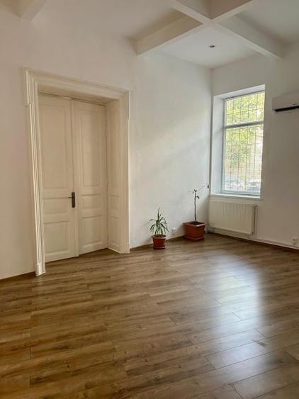 Apartament cu 5 camere semidecomandat în Cișmigiu