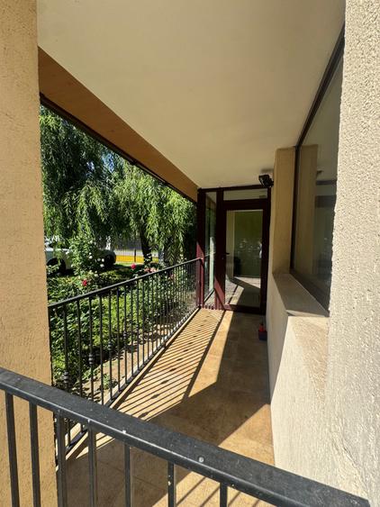 Casă cu 8 camere cu Garaj în Poienarii Burchii