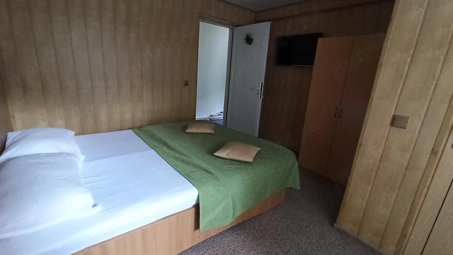 Casă cu 8 camere cu Teren 250 Mp în Central