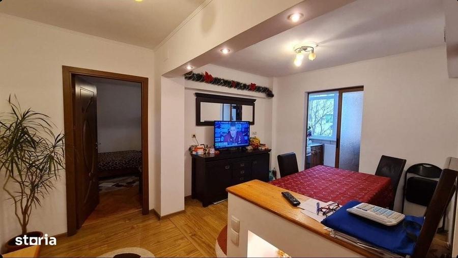 Apartament decomandat 3 camere + living de vanzare in zona Ostroveni - 1