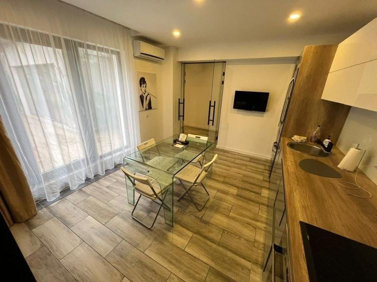 Apartament cu 3 camere semidecomandat, mobilat în Decebal