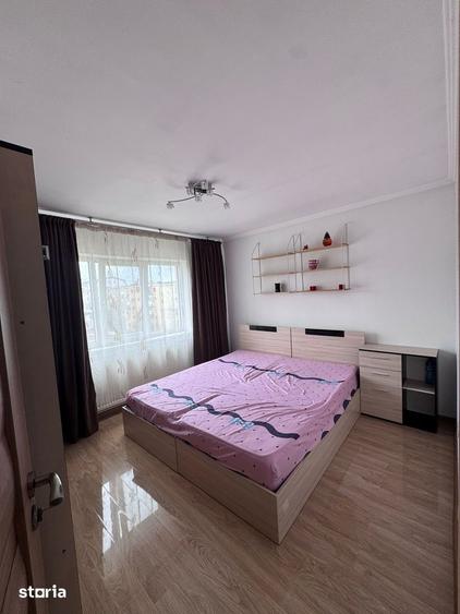 Apartament cu 3 camere decomandat, mobilat în Rovine