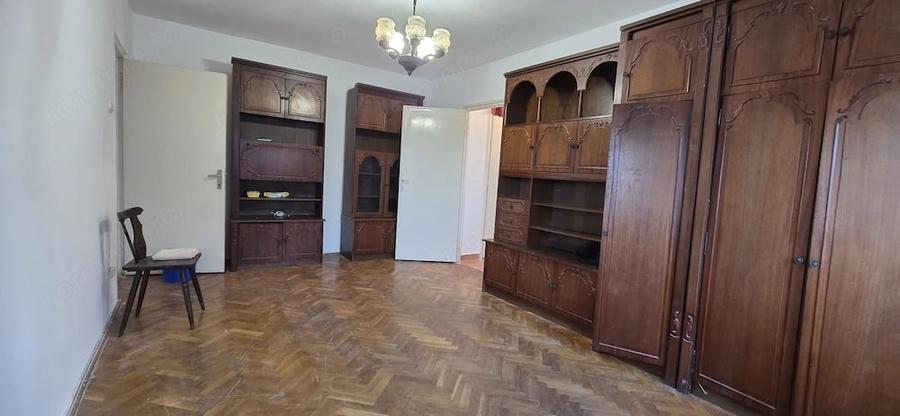 Apartament cu 3 camere semidecomandat în Vest