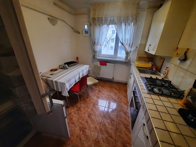 Apartament cu 3 camere, etaj 2/4, zona Podu Ros - 1