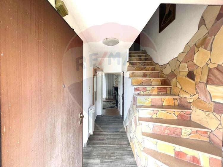 Casă / Vilă cu 6 camere de vânzare în com. Răcăciuni - 2