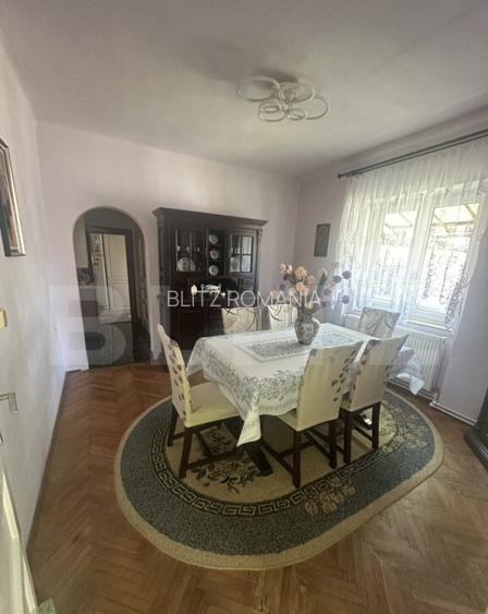 Doua case de vanzare cu 3 camere 120mp, intr-o curte de 536m