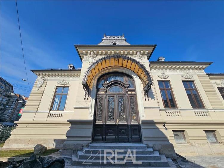 Casă cu 8 camere cu Teren 550 Mp în Titulescu