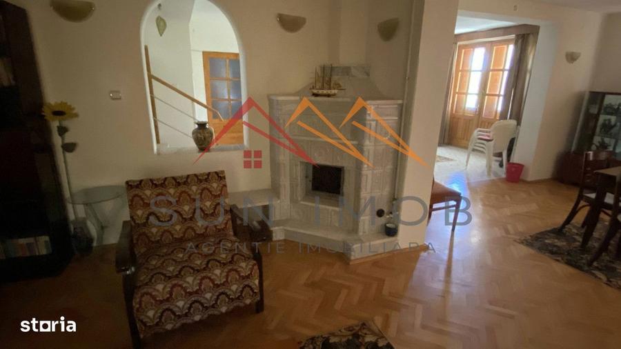 Vila de vanzare, teren 3100 mp, 7 camere, 6 grupuri sanitare, 3 CT, an - 12