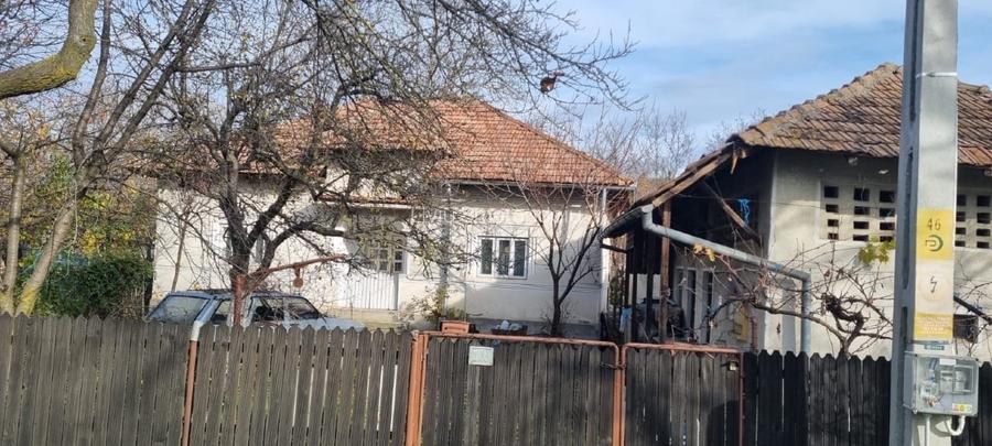 Vând casă cu teren și curte în centrul Călinești