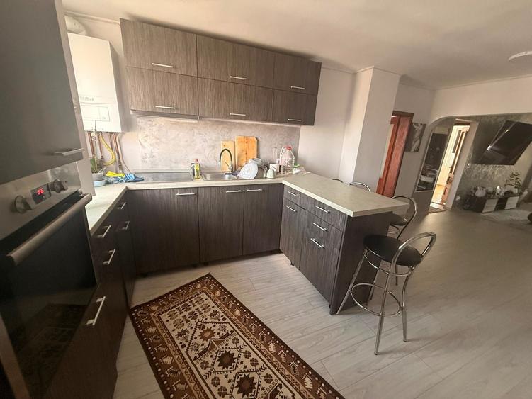 Apartament cu 3 camere decomandat în Central