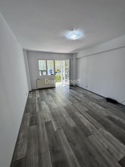 Spatiu commercial la parter cu intrare din strada, Zona Malu Rosu- Stradal