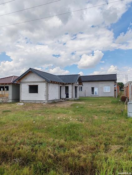 casu?a mica de vanzare la rosu - 1