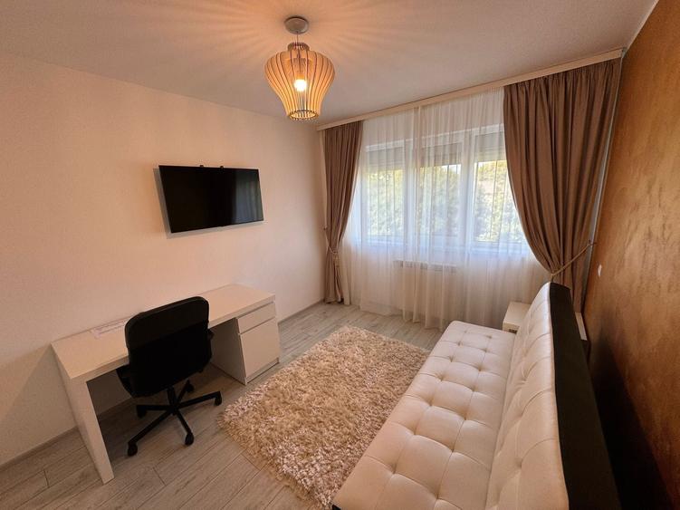 Inchiriez apartament 3 camere, decomandat + parcare, Tatarasi - 4