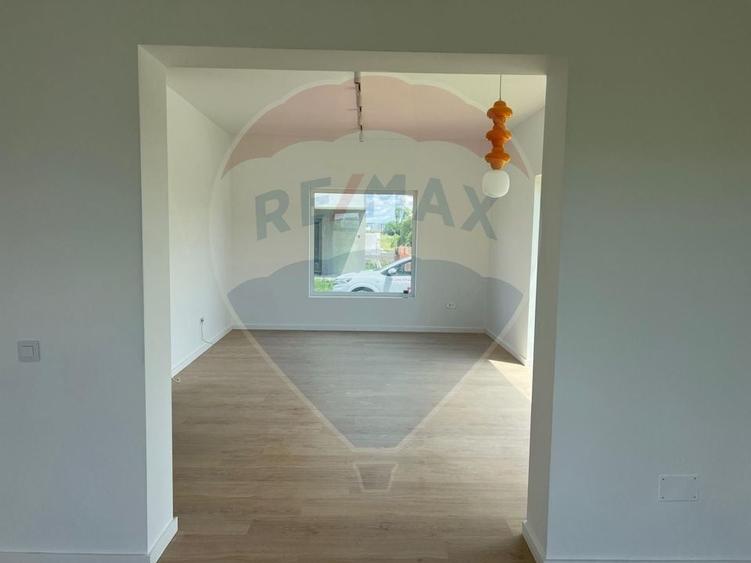 Casa / Vila cu 4 camere de vanzare - 8