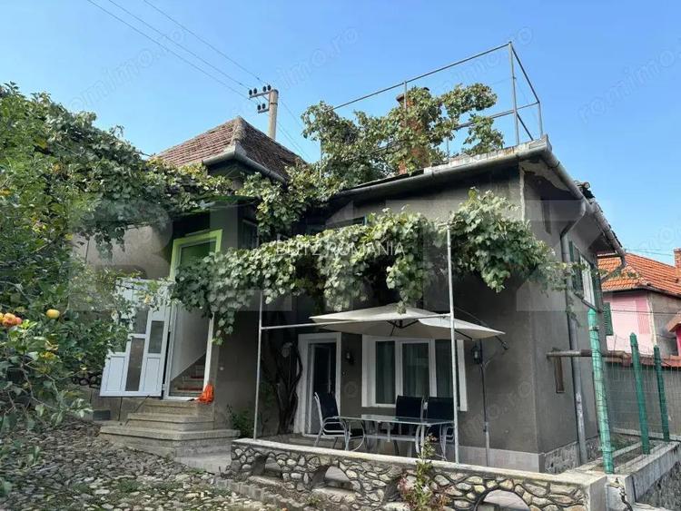 Casa spa?ioasa de vanzare in Ra?inari, Sibiu 4 camere, pivni?a, demisol, curte Casa spa?ioasa de vanzare in Ra?inari, Sibiu 4 camere, pivni?a, demisol, curte